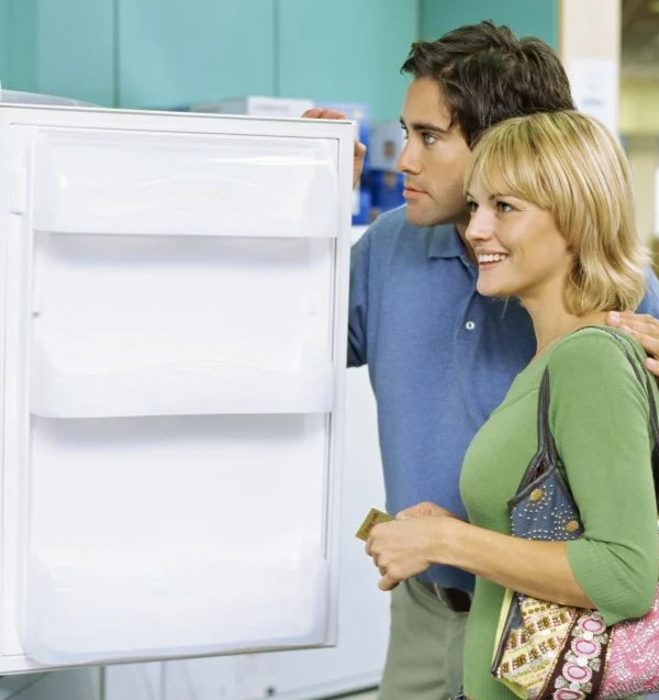 hombre y mujer mirando material de segunda mano